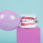 Chewing gum for dentures