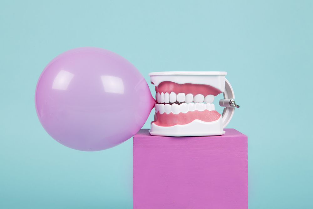 Chewing gum for dentures